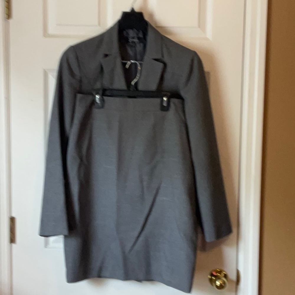 Emily Designs Women’s Gray Fully Lined Office Wear Interview Skirt Suit Size 8